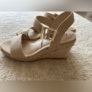 Life stride velocity 2.0 nude espadrille wedges fits size 7.5/8 US